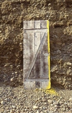 „The door. every day open to the sun“ Installation in handmade paper and yellow mineral pigment, earth